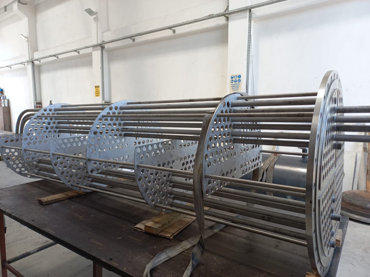 Shell-and-tube heat exchanger tube bundle with baffles during assembly